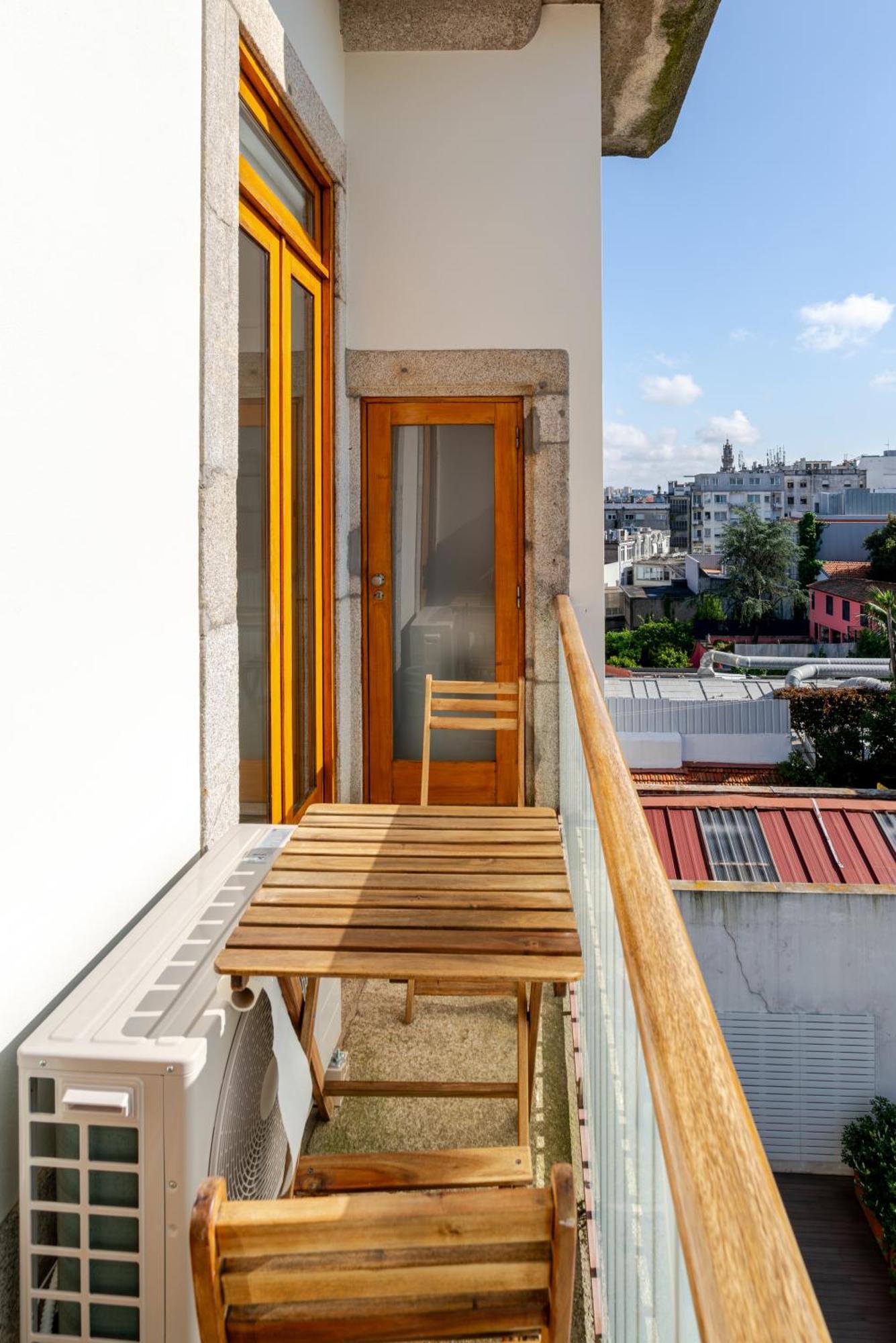 Hostwise - Stylish Flat With Balcony Apartment *