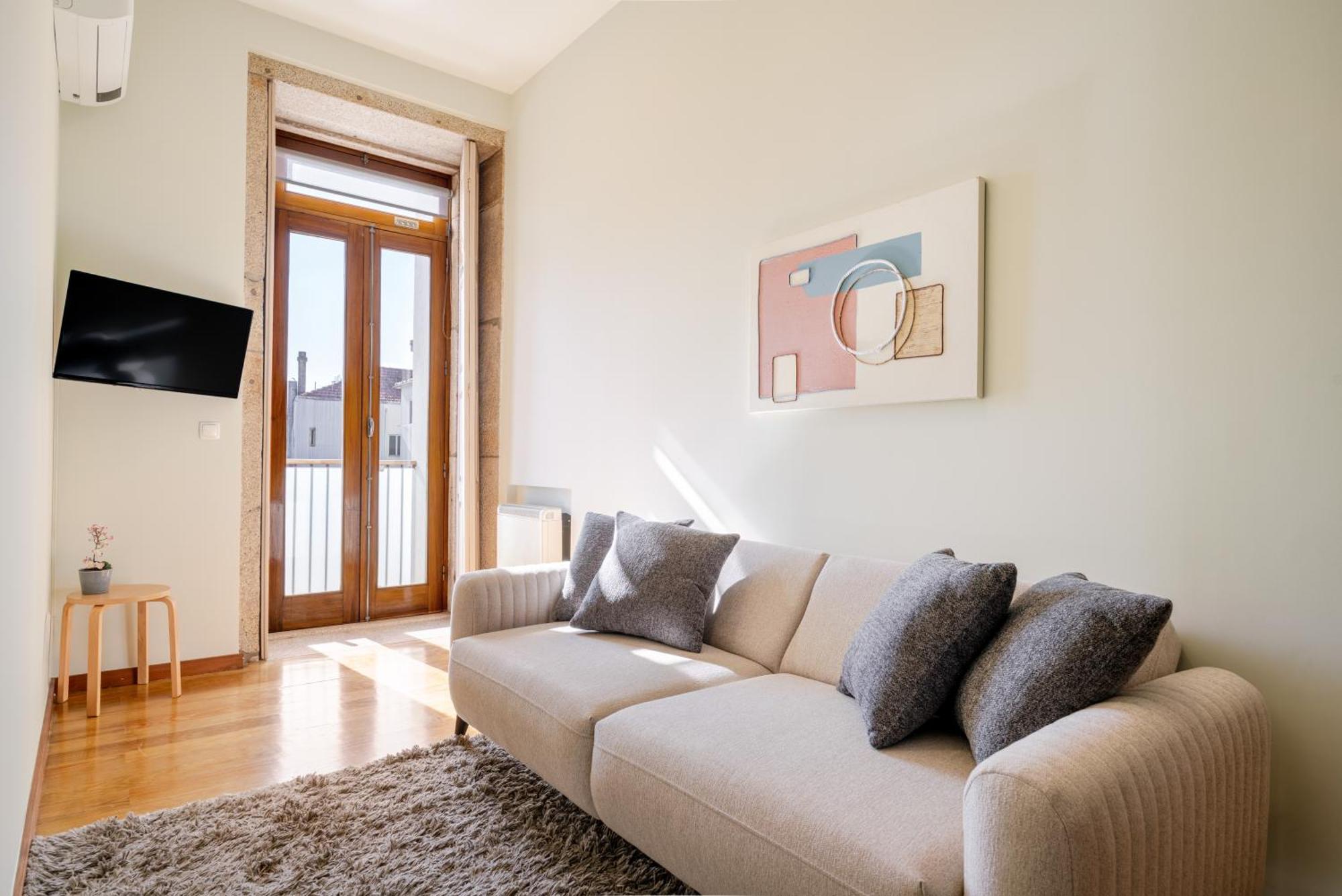 Hostwise - Stylish Flat With Balcony *