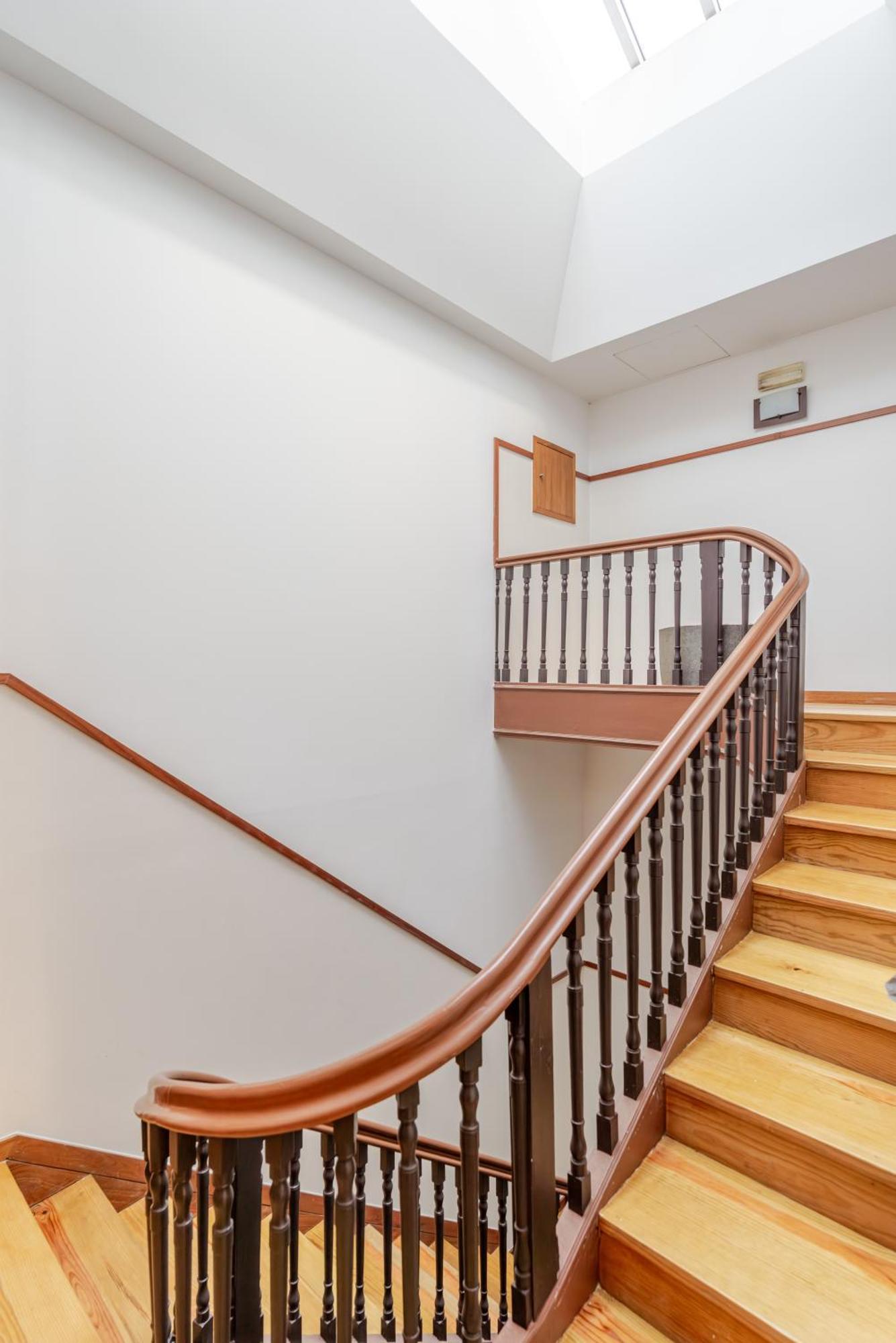 Hostwise - Stylish Flat With Balcony Apartment