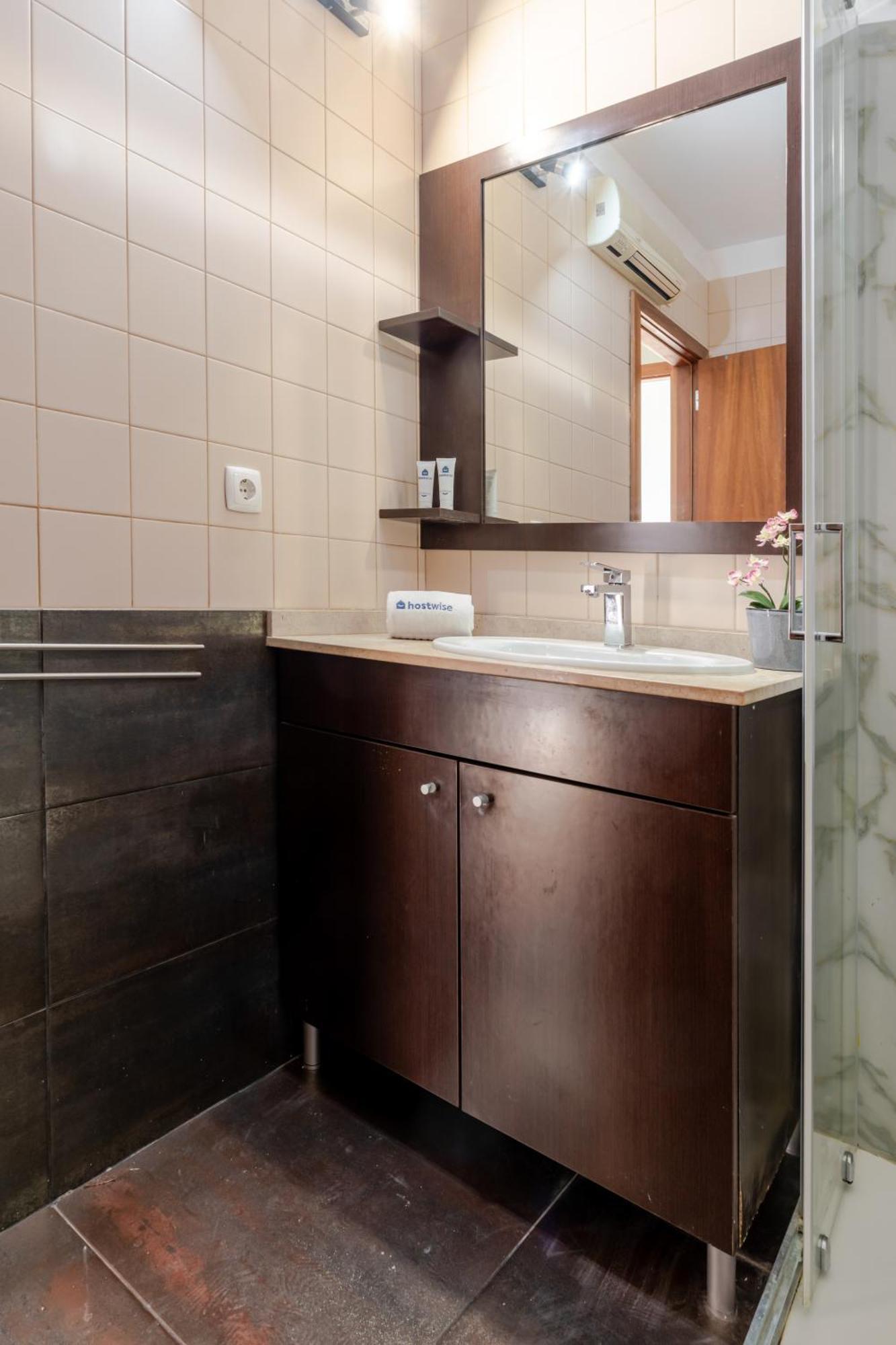 Apartment Hostwise - Stylish Flat With Balcony