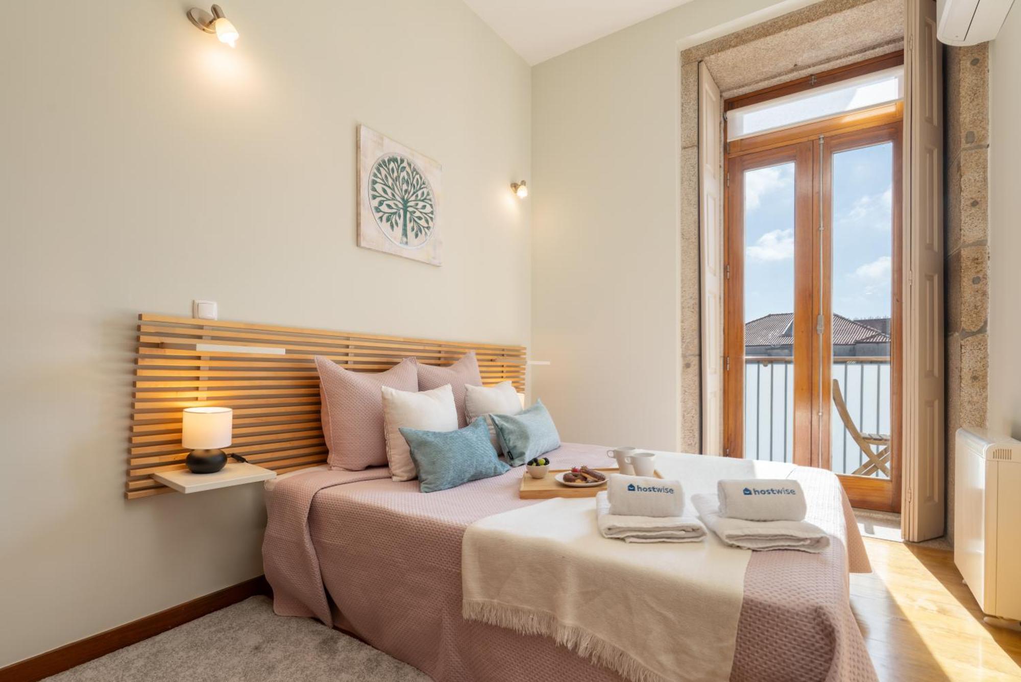 Hostwise - Stylish Flat With Balcony *