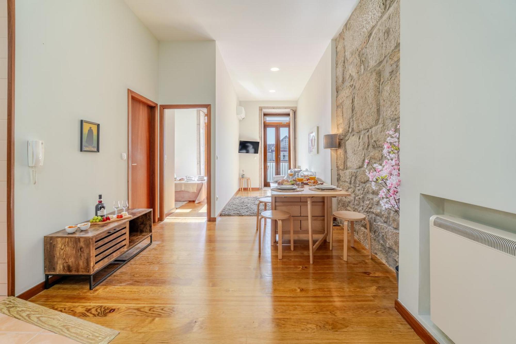 Hostwise - Stylish Flat With Balcony Apartment *
