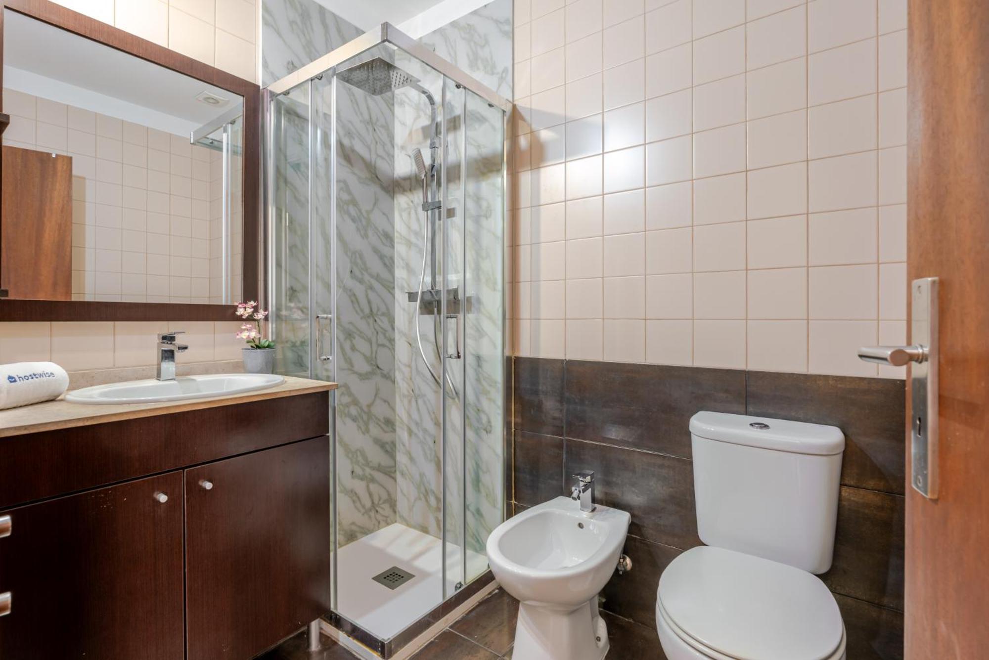 Hostwise - Stylish Flat With Balcony
