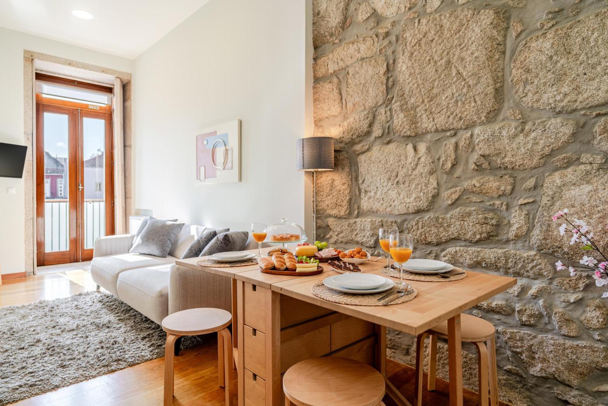 Hostwise - Stylish Flat With Balcony Apartment *