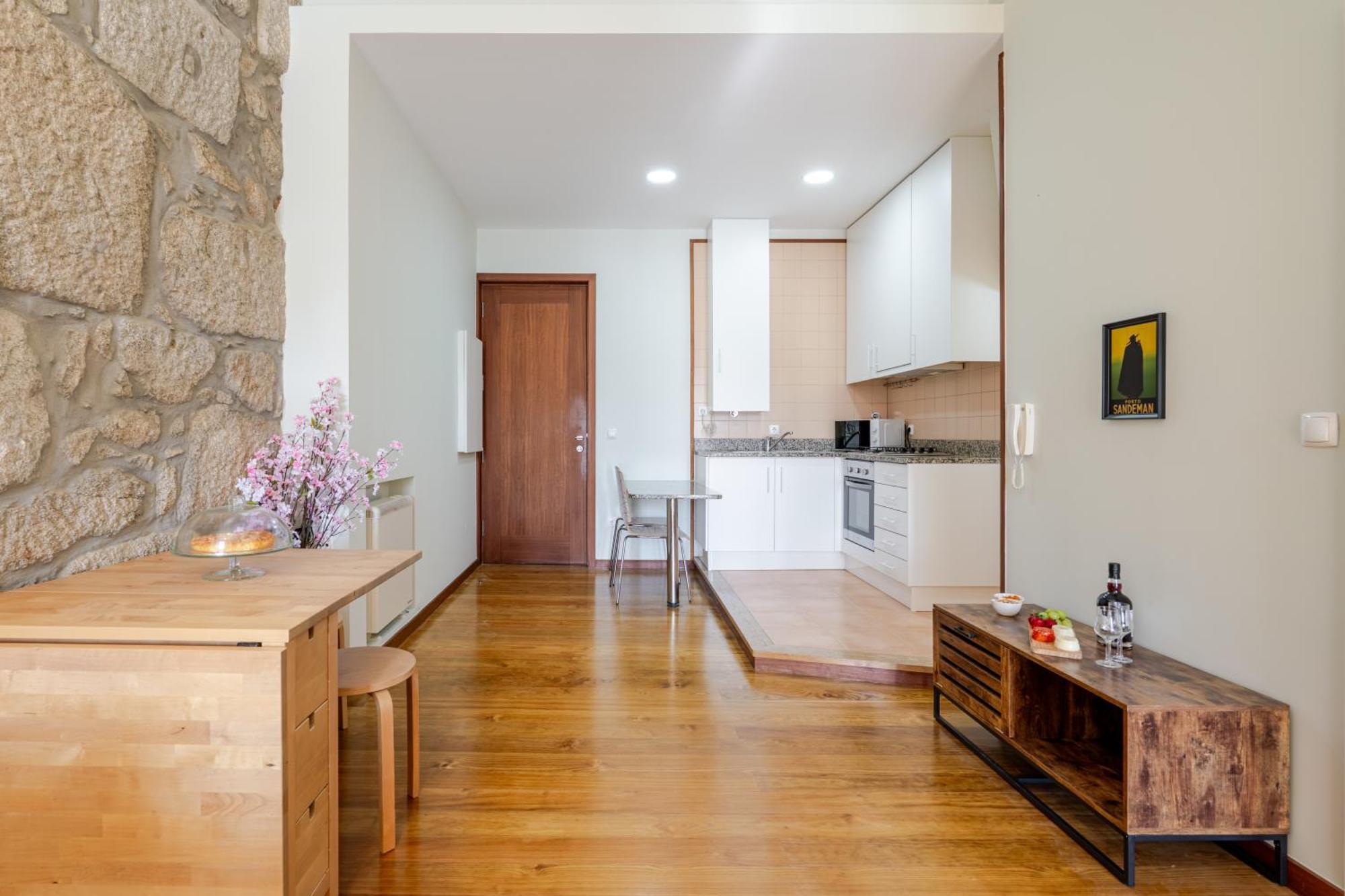 Hostwise - Stylish Flat With Balcony *