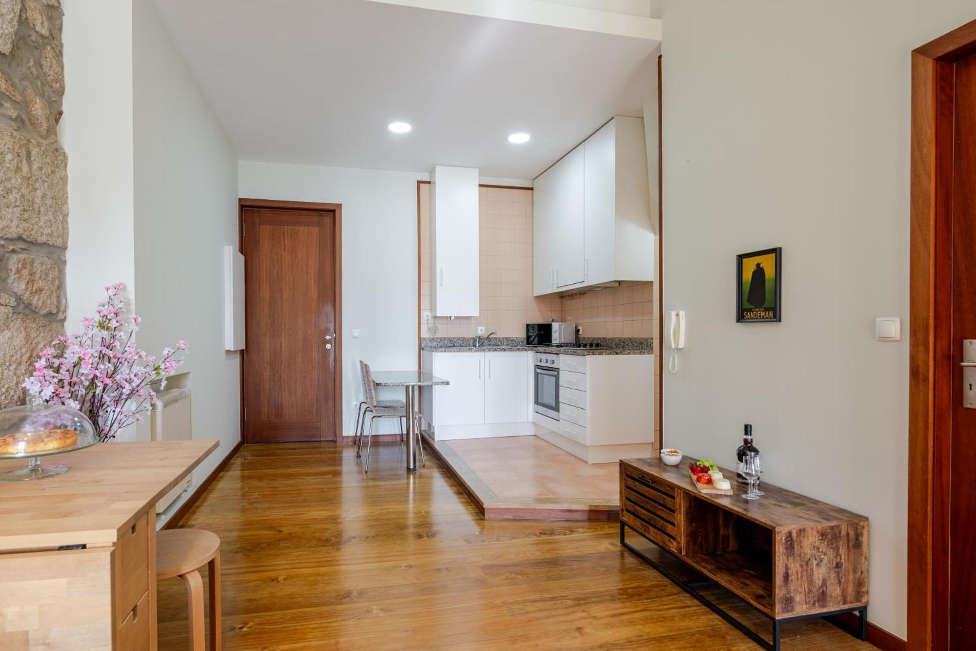 Apartment Hostwise - Stylish Flat With Balcony