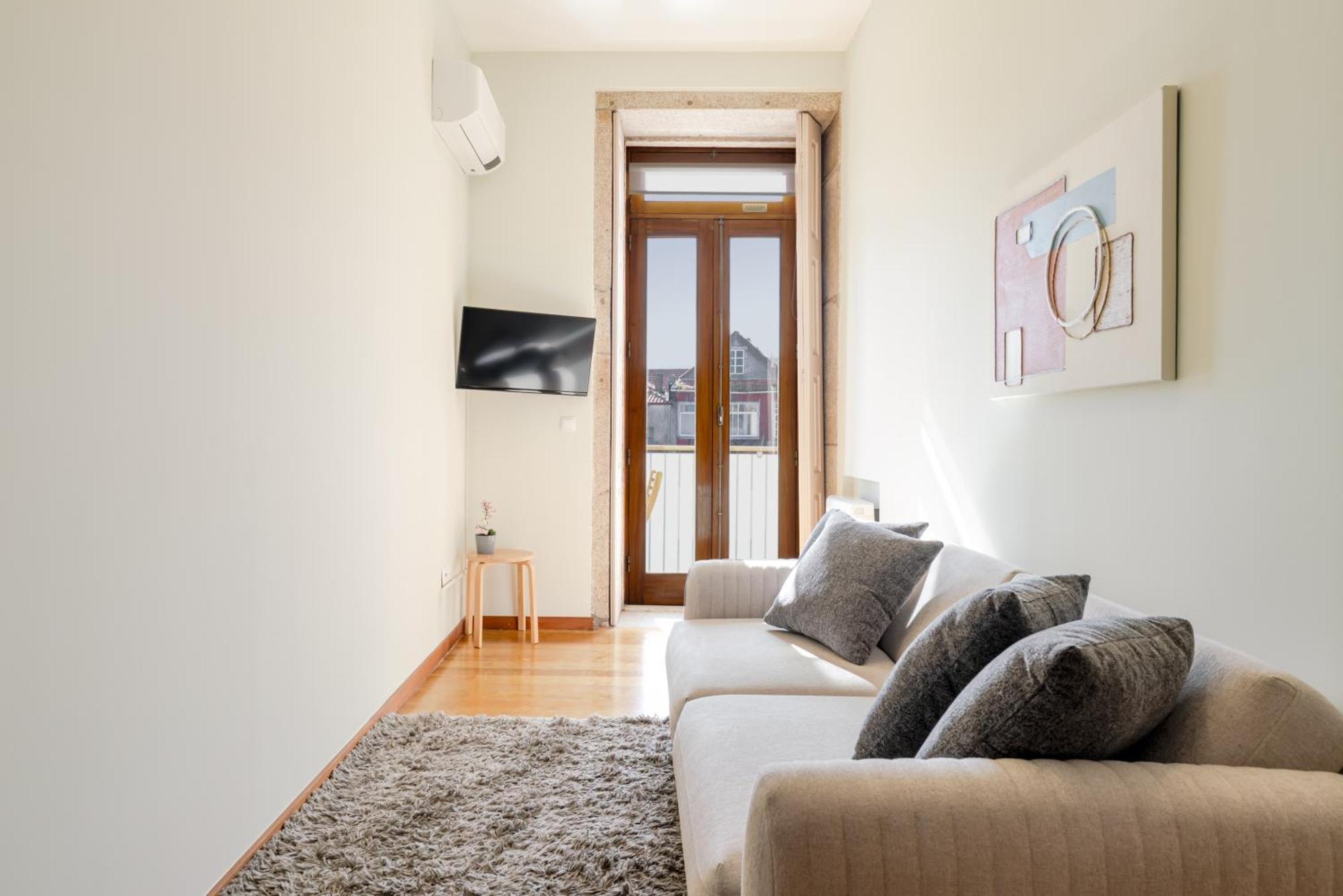 Hostwise - Stylish Flat With Balcony * Porto