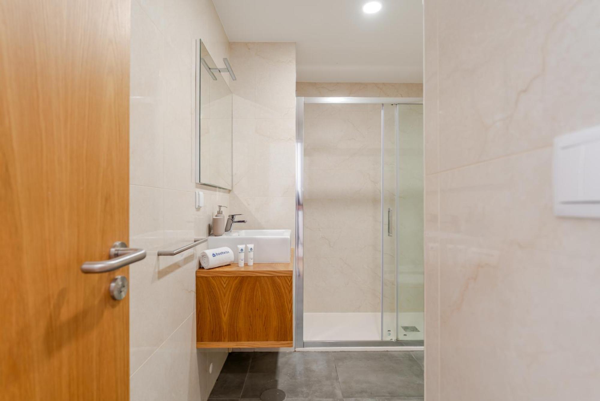 Host Wise Stylish With Garage Appartement