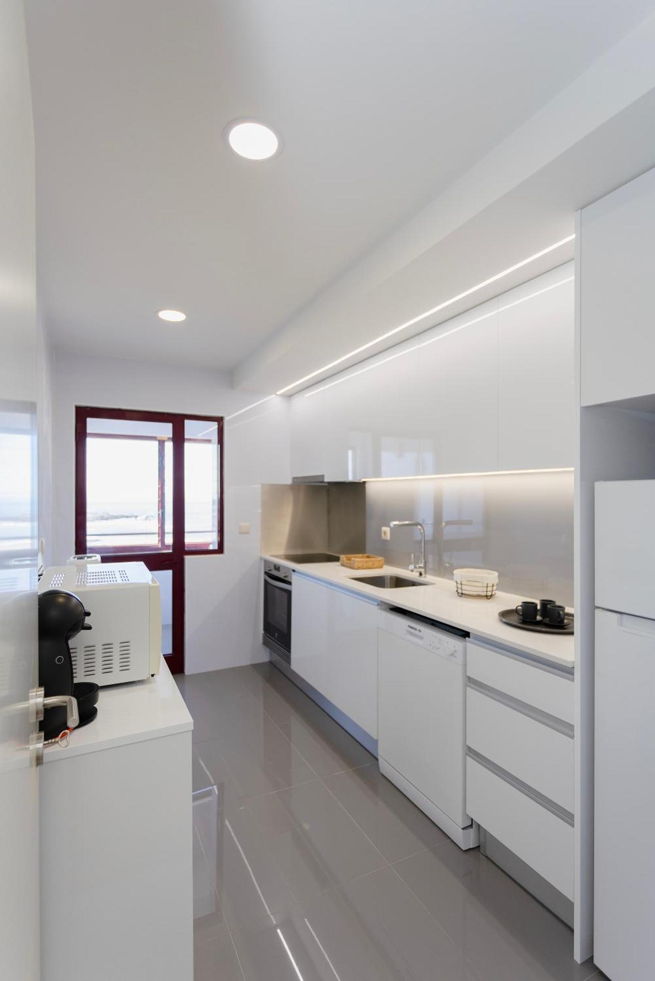Liiiving In Matosinhos - Seaside Balcony Apartment Porto