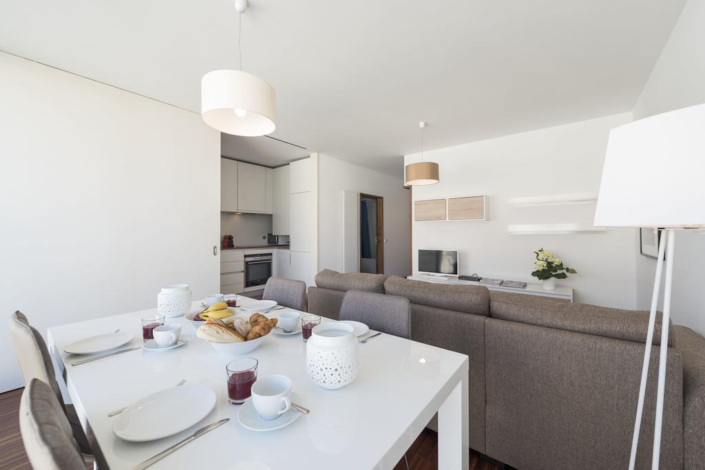 Lovelystay - Casas Brancas - Modern Apartment With Balcony & Free Private Parking Apartment *