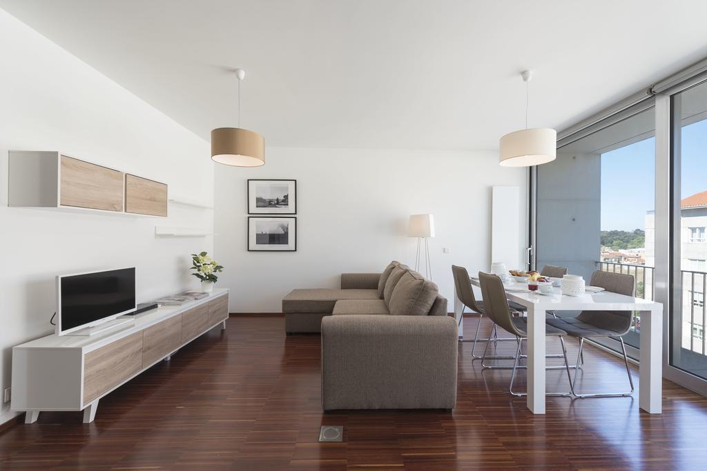 Lovelystay - Casas Brancas - Modern Apartment With Balcony & Free Private Parking Apartment
