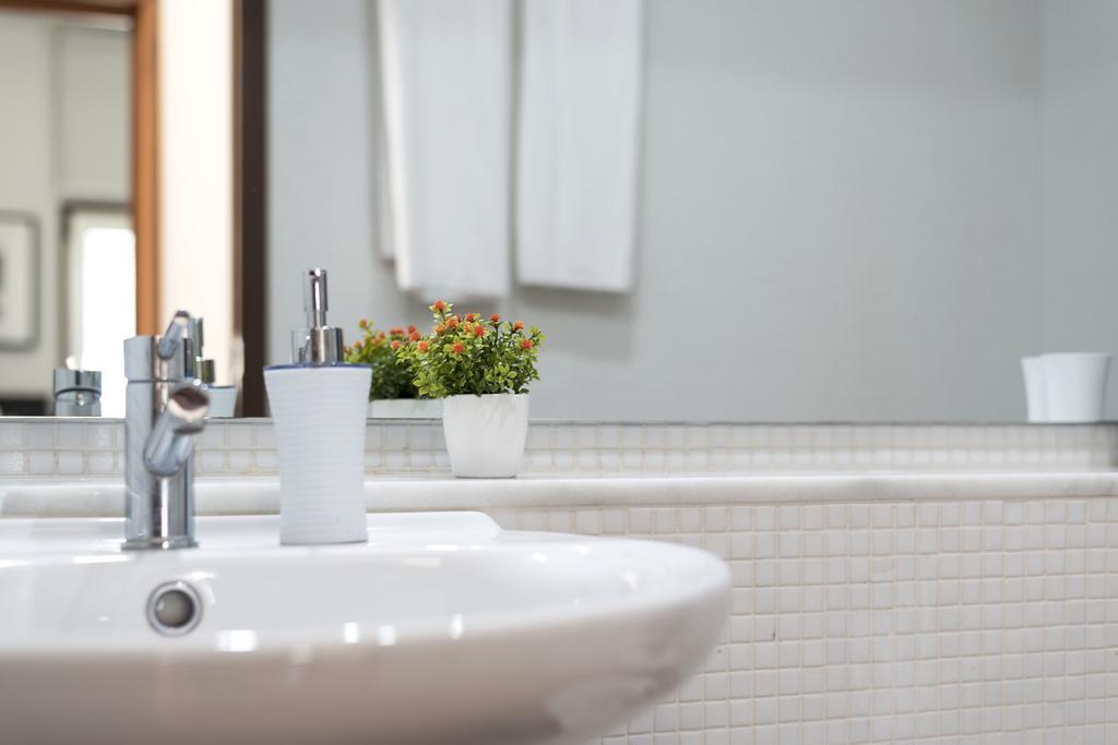 Lovelystay - Casas Brancas - Modern Apartment With Balcony & Free Private Parking