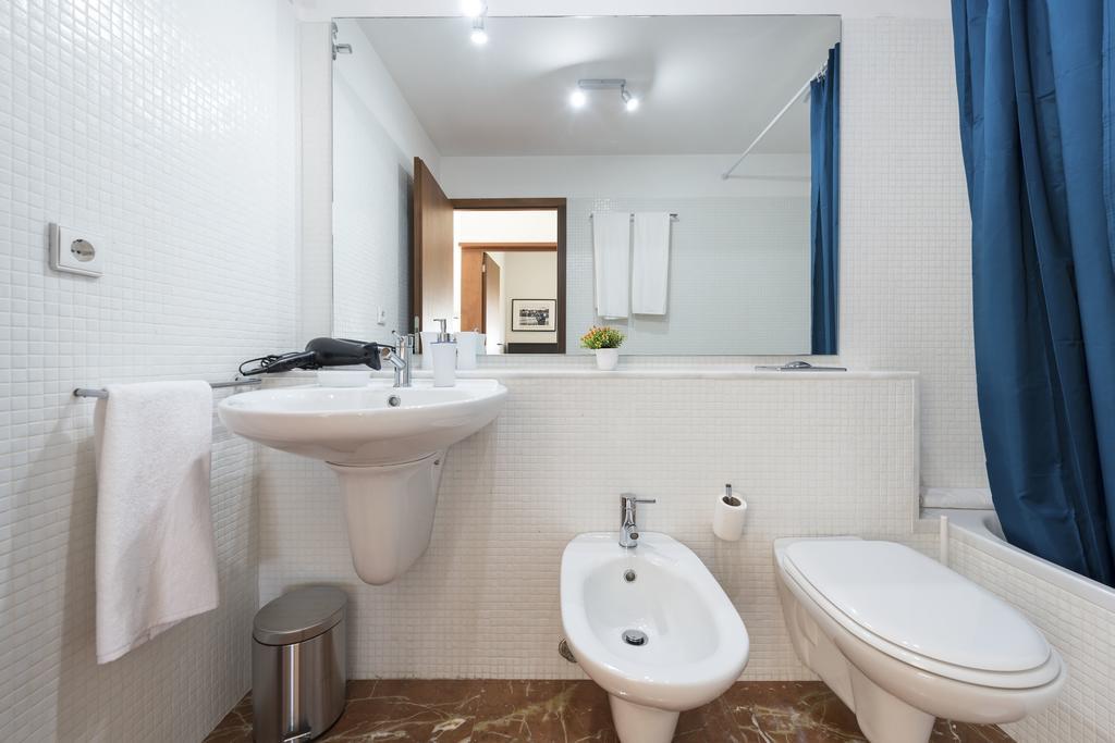 Apartment Lovelystay - Casas Brancas - Modern Apartment With Balcony & Free Private Parking