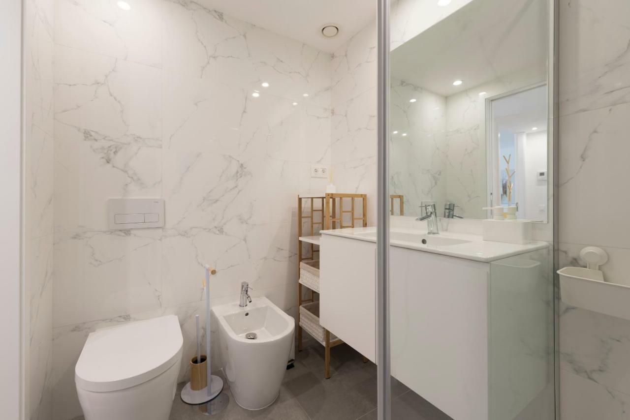 Lovelystay - Downtown Balcony With Free Parking * Porto