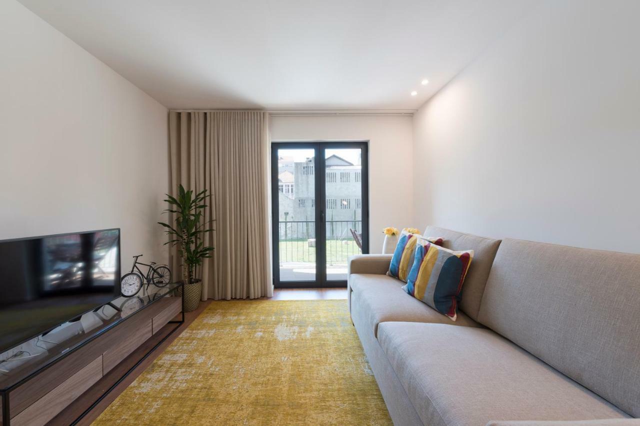 Lovelystay - Downtown Balcony With Free Parking Apartment