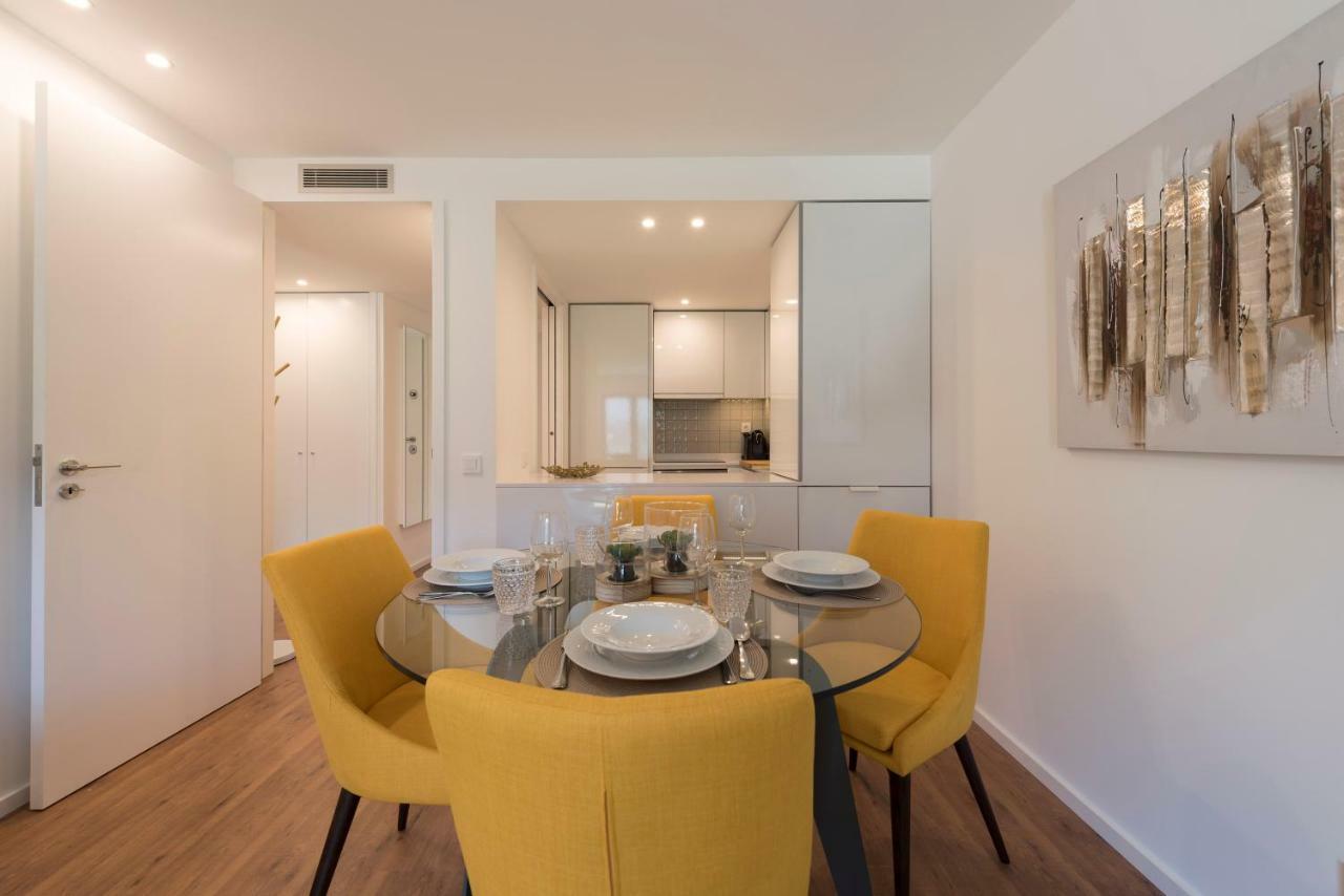 Lovelystay - Downtown Balcony With Free Parking Apartment *