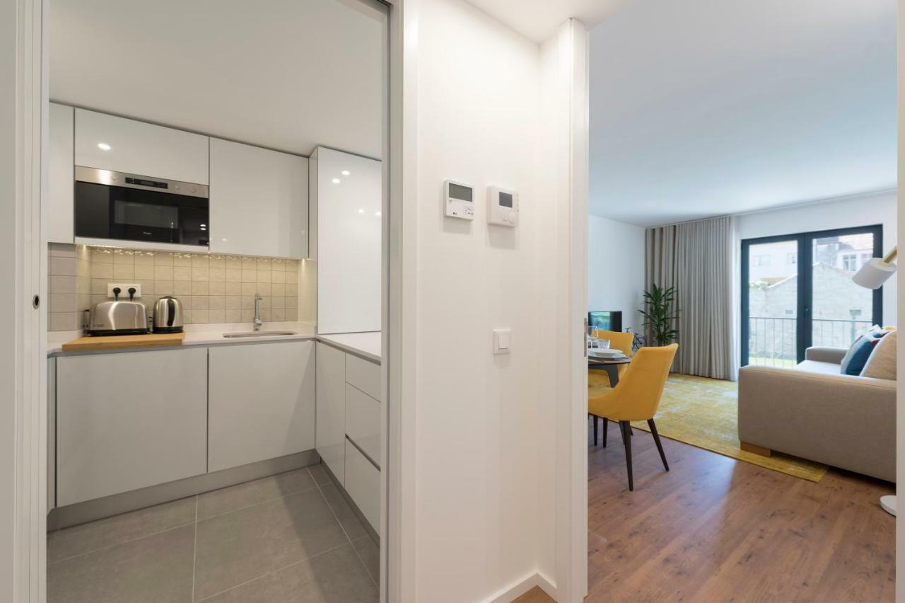 Lovelystay - Downtown Balcony With Free Parking Apartment