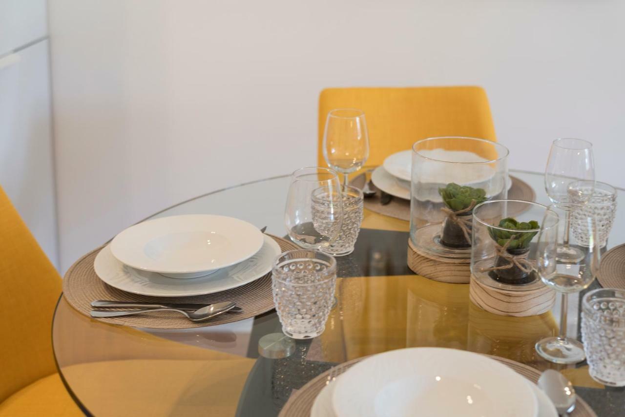 Lovelystay - Downtown Balcony With Free Parking Apartment *