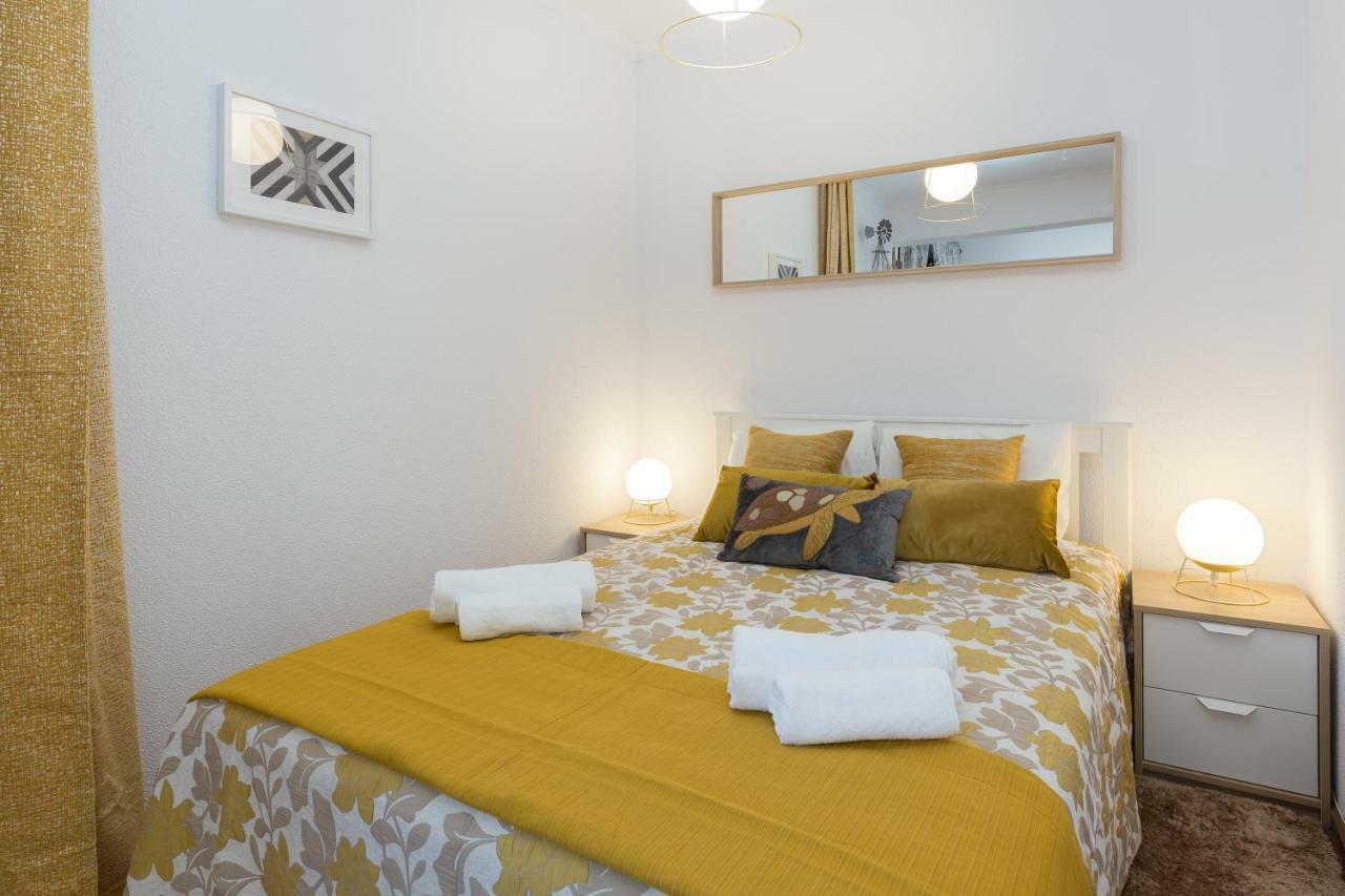 2 Comfy Bright Flats With Netflix
