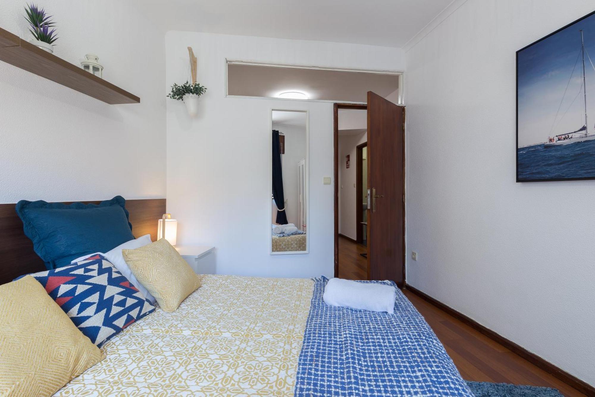 2 Comfy Bright Flats With Netflix *