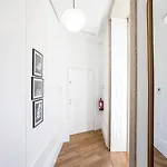 Artistic 2Br Flat Downtown W/ Ac By Lovelystay
