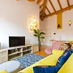 Boutique Rentals-The Alma Apt W/ Balcony