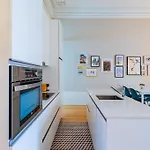 Classy Flat At Marques Square With Garden