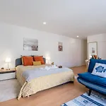 Host Wise - Comfy Sunny Flat - Prime Location