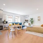Host Wise - Comfy Sunny Flat - Prime Location