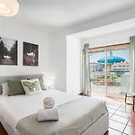 Guestready - Portrait With A View