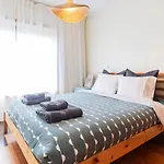 Apartamento Com Varanda E Garagem