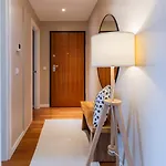 Apartamento Com Varanda E Garagem