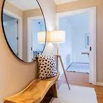 Apartamento Com Varanda E Garagem