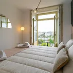 Great Flat W. Balcony On Iconic Pedestrian Street