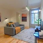 Spacious Apartment With Patio At Historic Center