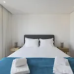 Downtown Bright Apartment With Balcony By Vacationy