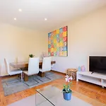 Hostwise - Bright & Spacious Flat