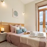 Hostwise - Stylish Flat With Balcony