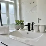 Centrally Located Apartment In Oporto