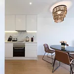 Lovelystay - Central Flat W/ Ac & Balcony