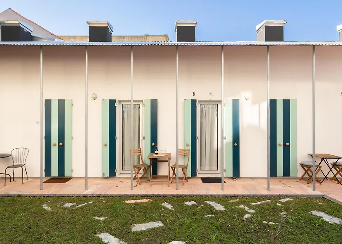 Host Wise - Quiet Colourful House - Garden
