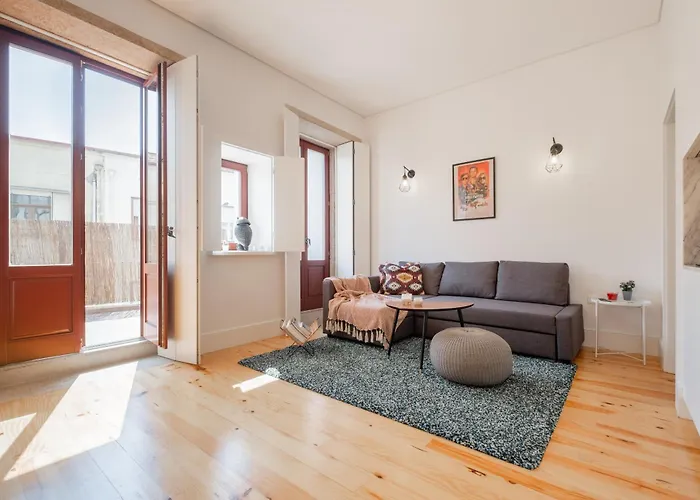 Host Wise - Sunny Downtown Apartment