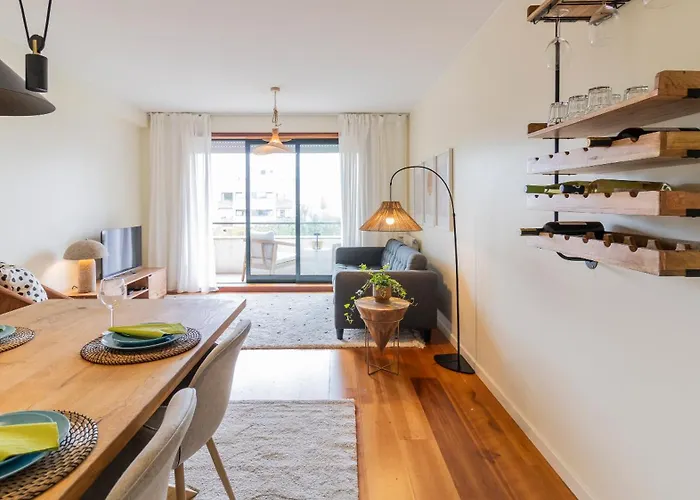 Apartamento Com Varanda E Garagem