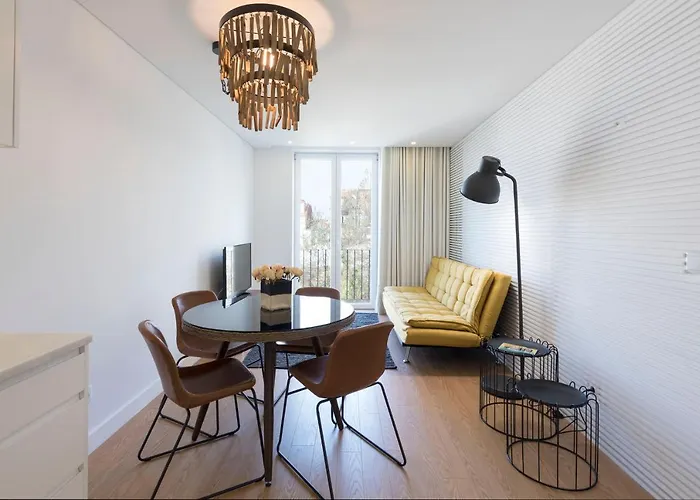 Lovelystay - Central Flat W/ Ac & Balcony