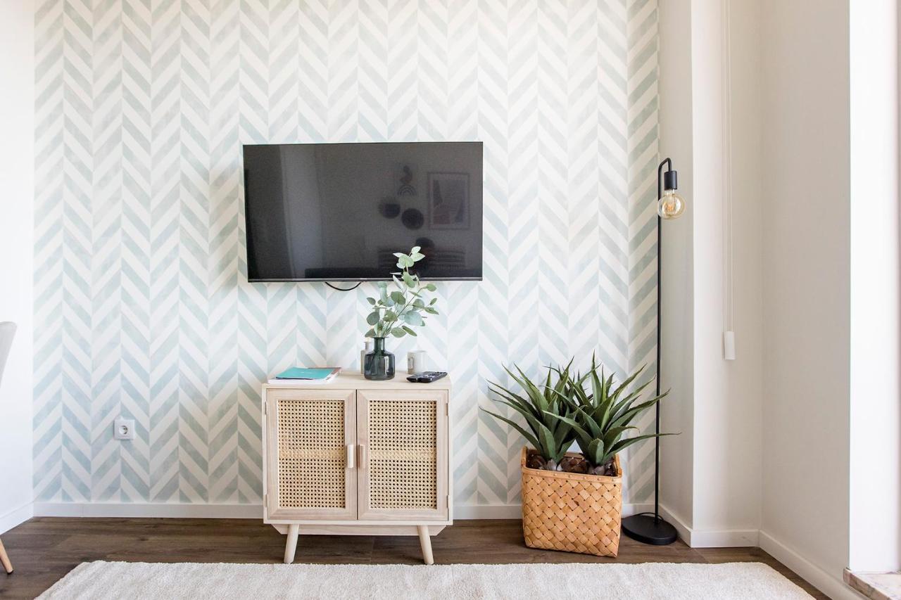 Elegant W/ Ac & Balcony By Lovelystay Apartment