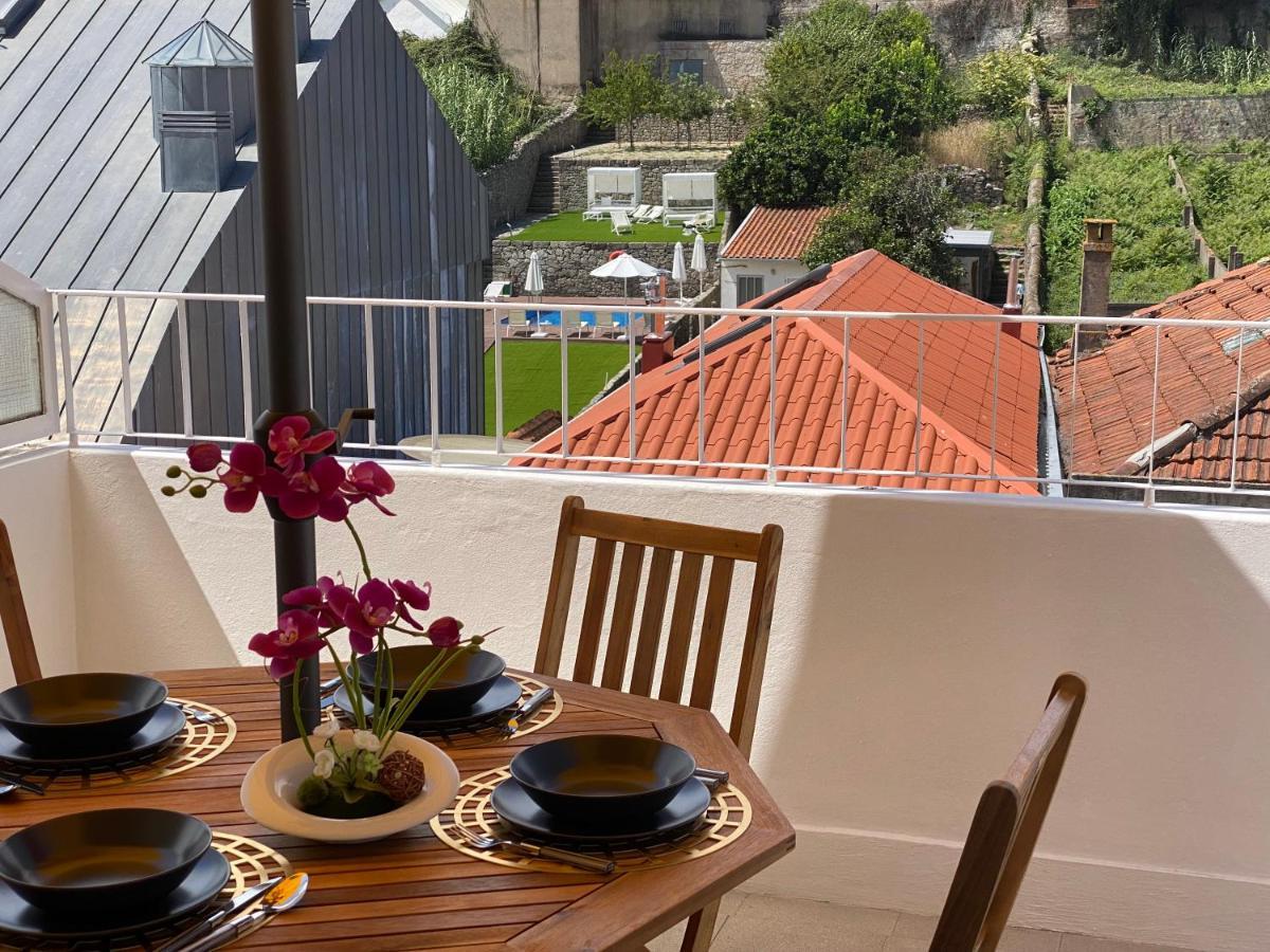 Com Patio Na Rua Principal Da Apartment Porto