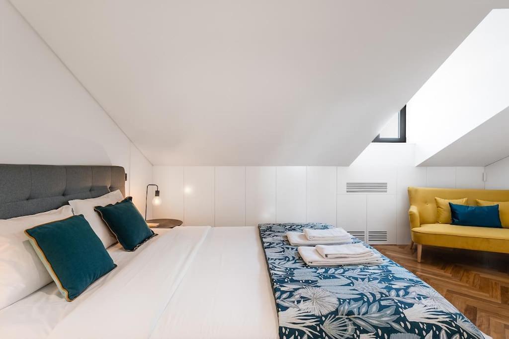 Elegant Duplex In Downtown Apartment *