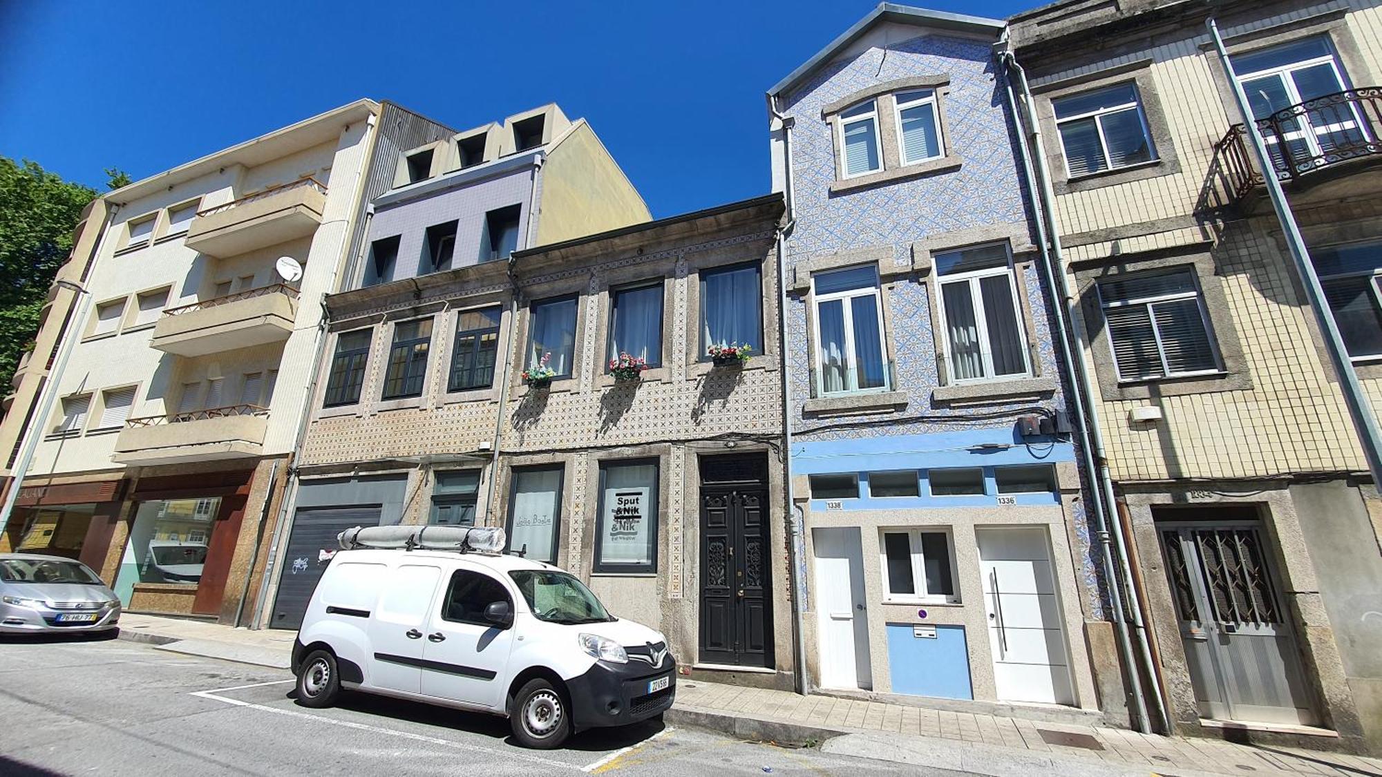 Downtown With Parking Next To Subway Apartment *