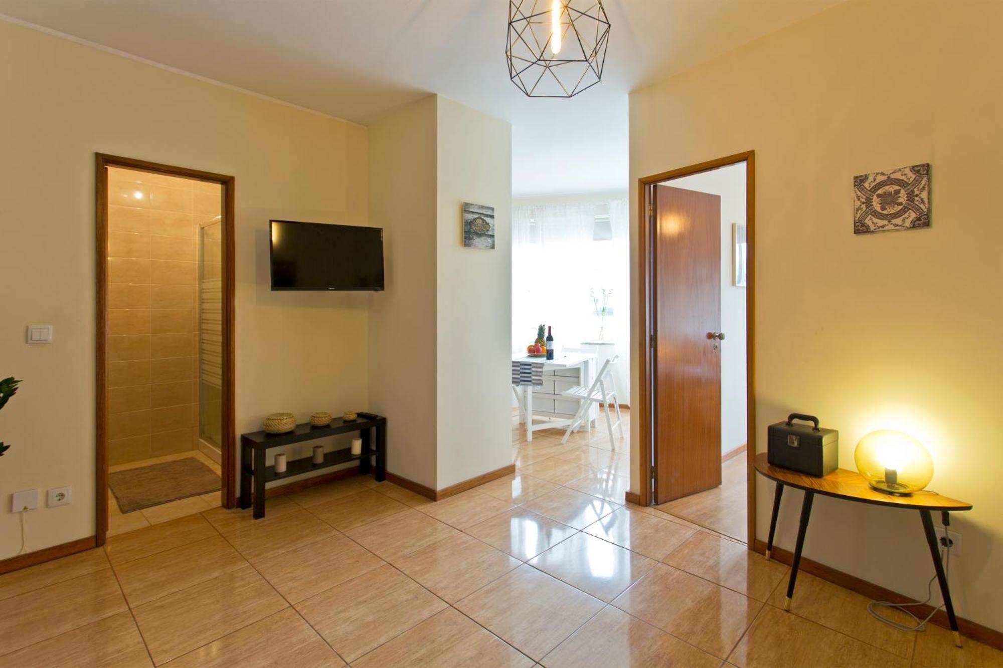 Host Wise - Spacious Trendy Flat W Netflix - Location Apartment