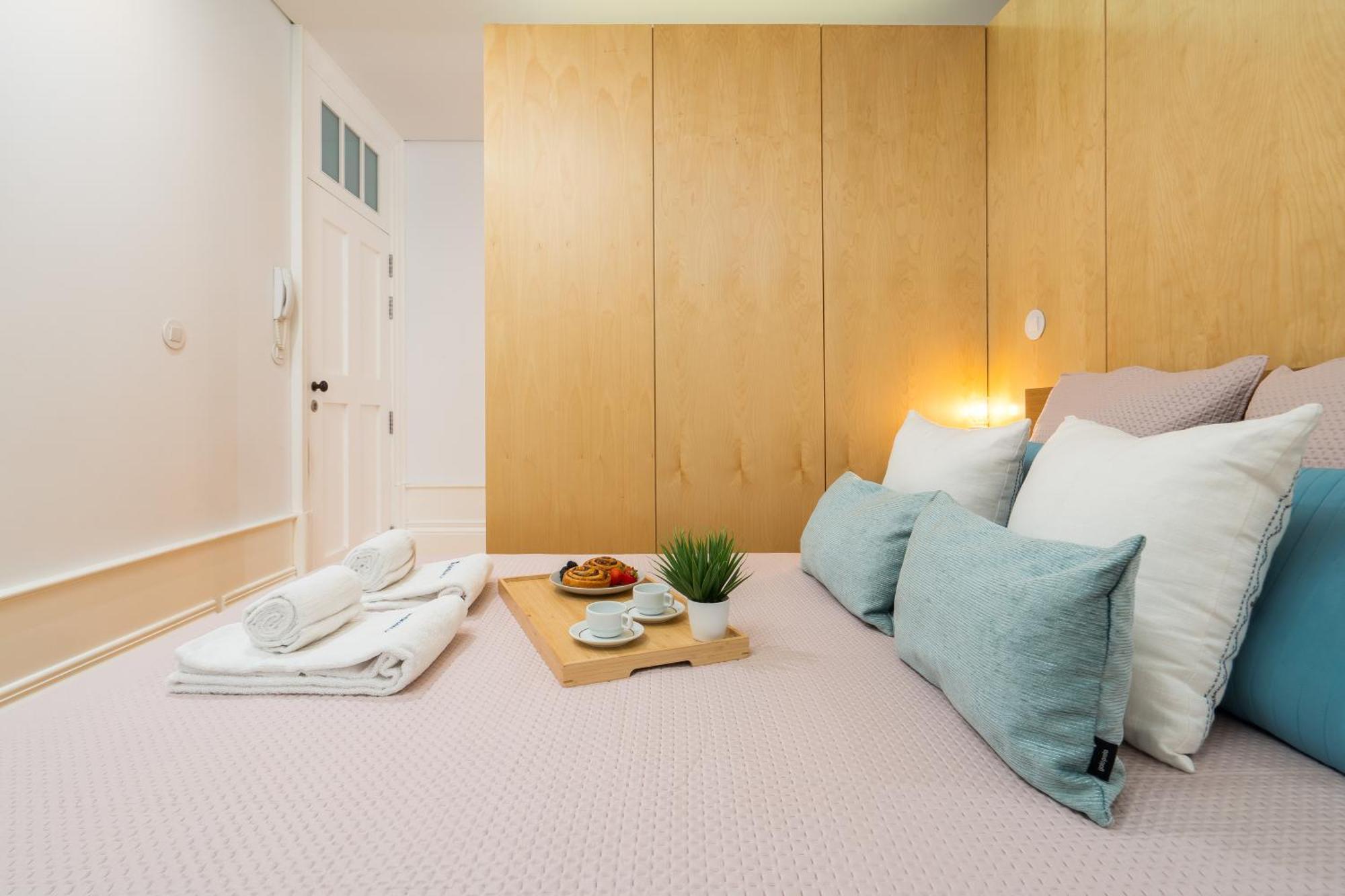 Host Wise - Bright Downtown Flat W Terrace Apartment *
